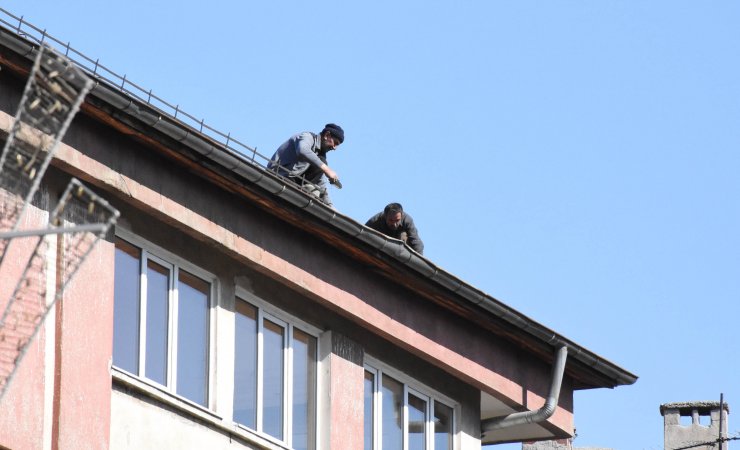 SİVAS'ta 6 katlı binanın çatısında tehlikeli çalışma