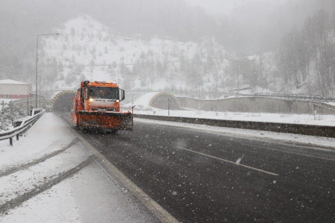 Bolu'da, sabah saatlerinde başlayan kar yağışı etkili oluyor 27 Şubat 2019