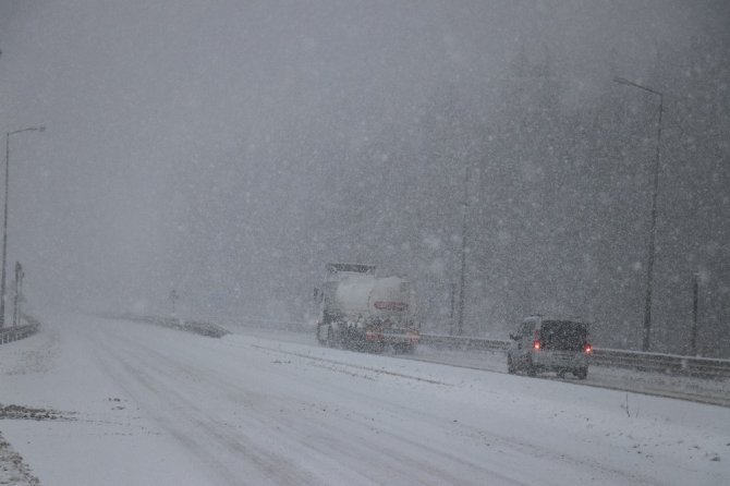 Bolu'da, sabah saatlerinde başlayan kar yağışı etkili oluyor 27 Şubat 2019