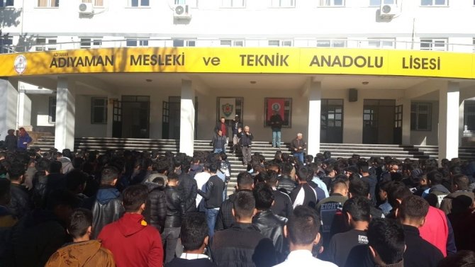 Adıyaman Mesleki ve Teknik Anadolu Lisesinde deprem, yangın ve tahliye tatbikatı gerçekleştirildi.