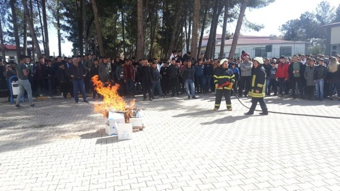 Adıyaman Mesleki ve Teknik Anadolu Lisesinde deprem, yangın ve tahliye tatbikatı gerçekleştirildi.