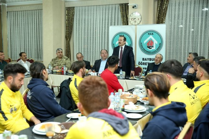 Ali Hamza Pehlivan: “Sizlere inanıyor ve güveniyoruz. İnşallah bu başarıyı kupayla taçlandıracağız”