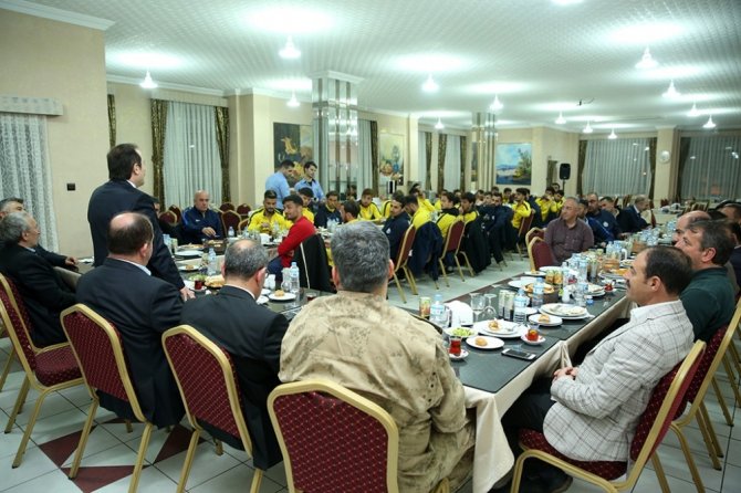 Ali Hamza Pehlivan: “Sizlere inanıyor ve güveniyoruz. İnşallah bu başarıyı kupayla taçlandıracağız”