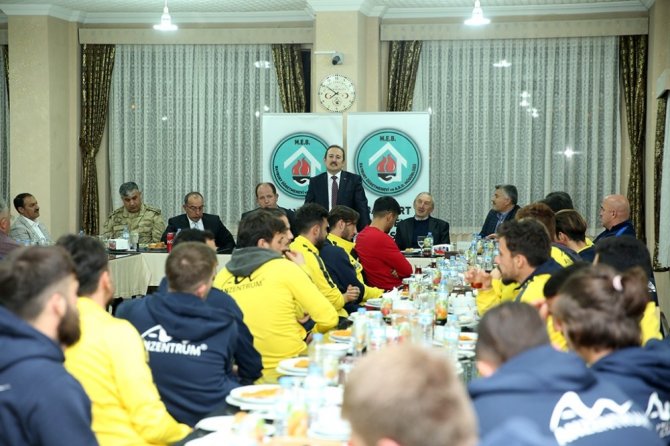 Ali Hamza Pehlivan: “Sizlere inanıyor ve güveniyoruz. İnşallah bu başarıyı kupayla taçlandıracağız”