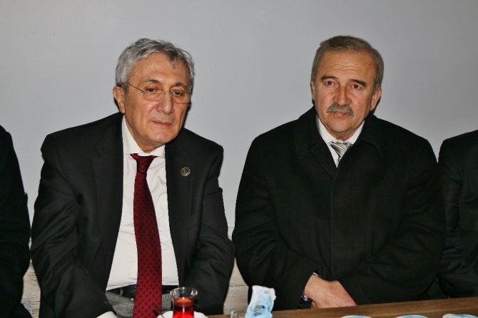 Ayhan, "Mahalli idareler bana göre tüm dünyada siyasetin başlangıcıdır. Yeşerdiği yerdir"