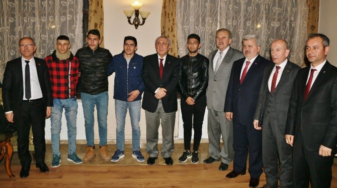 Ayhan, "Mahalli idareler bana göre tüm dünyada siyasetin başlangıcıdır. Yeşerdiği yerdir"