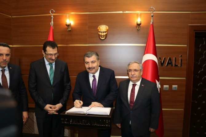 Bakan Koca: "İçinde hasta vatandaşı taşıyan ambulansa yol vermeyen yaklaşım tarzı kabul edilemez”