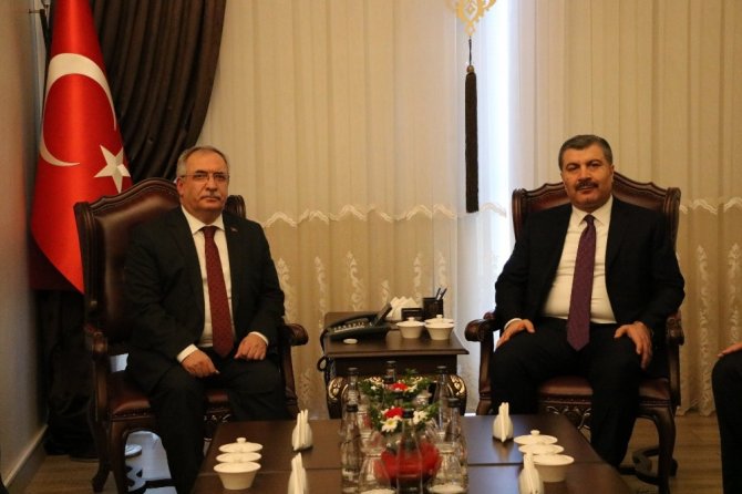 Bakan Koca: "İçinde hasta vatandaşı taşıyan ambulansa yol vermeyen yaklaşım tarzı kabul edilemez”