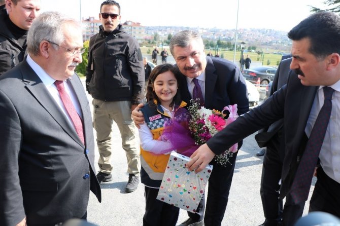 Bakan Koca: "İçinde hasta vatandaşı taşıyan ambulansa yol vermeyen yaklaşım tarzı kabul edilemez”