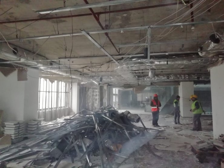 BURSA'da, Altıparmak Mahallesi Stadyum Caddesi üzerindeki Tower Plaza'da yıkım süreci başladı