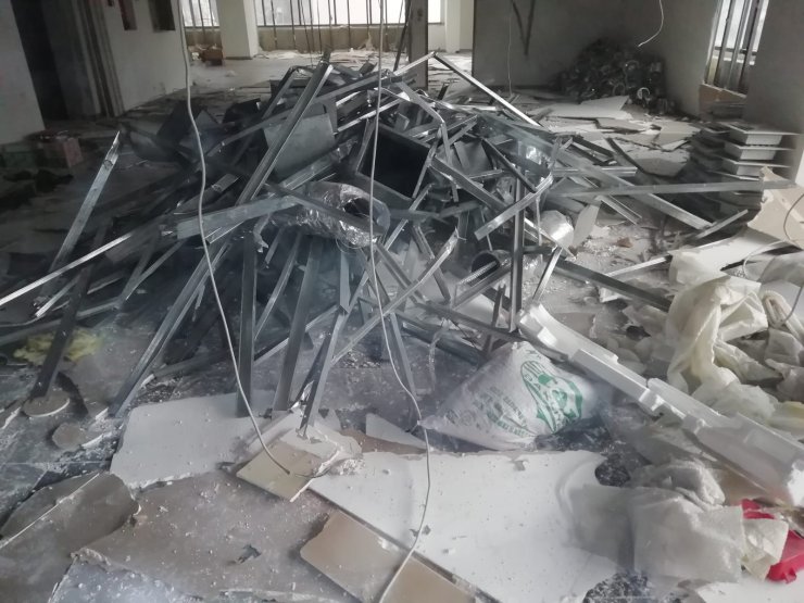 BURSA'da, Altıparmak Mahallesi Stadyum Caddesi üzerindeki Tower Plaza'da yıkım süreci başladı