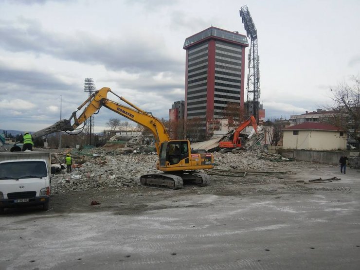 BURSA'da, Altıparmak Mahallesi Stadyum Caddesi üzerindeki Tower Plaza'da yıkım süreci başladı