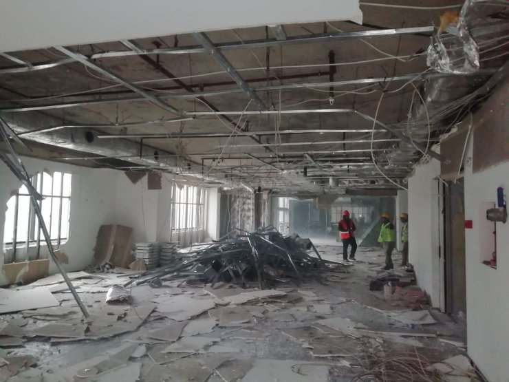 BURSA'da, Altıparmak Mahallesi Stadyum Caddesi üzerindeki Tower Plaza'da yıkım süreci başladı