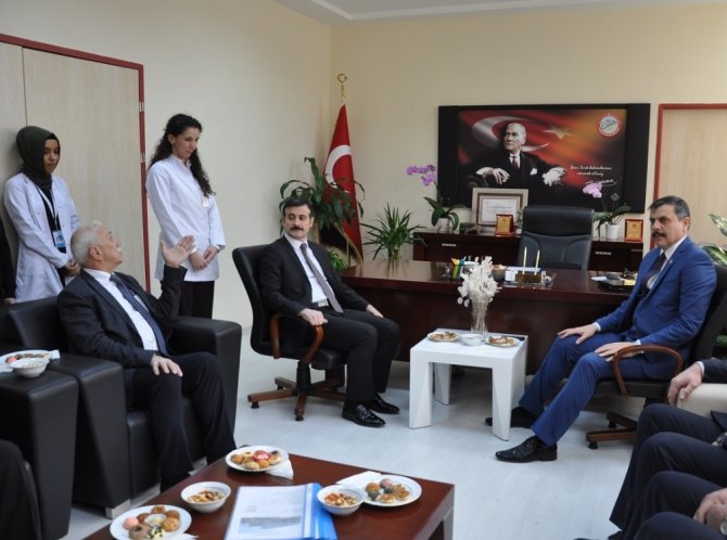 Çorum Valisi Mustafa Çiftçi, Sungurlu Devlet Hastanesi'nde tedavi gören hastaları ziyaret etti.