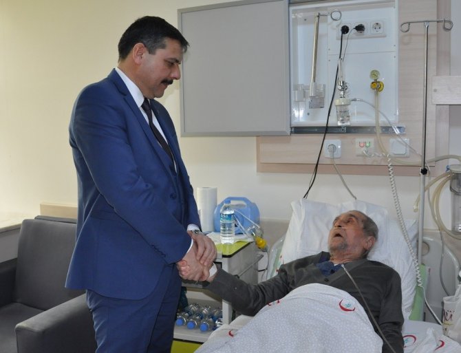 Çorum Valisi Mustafa Çiftçi, Sungurlu Devlet Hastanesi'nde tedavi gören hastaları ziyaret etti.
