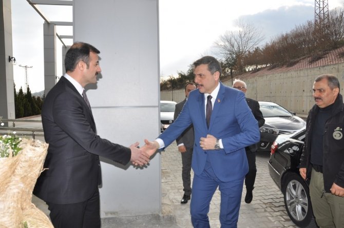 Çorum Valisi Mustafa Çiftçi, Sungurlu Devlet Hastanesi'nde tedavi gören hastaları ziyaret etti.