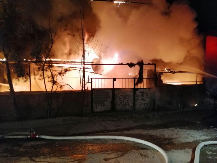 DENİZLİ'nin Pamukkale ilçesinde tek katlı müstakil ev, çıkan yangında kullanılmaz hale geldi.