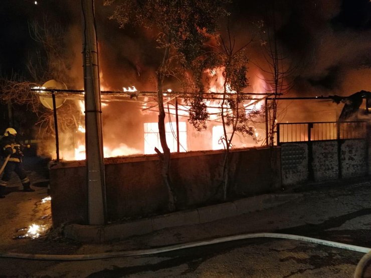 DENİZLİ'nin Pamukkale ilçesinde tek katlı müstakil ev, çıkan yangında kullanılmaz hale geldi.