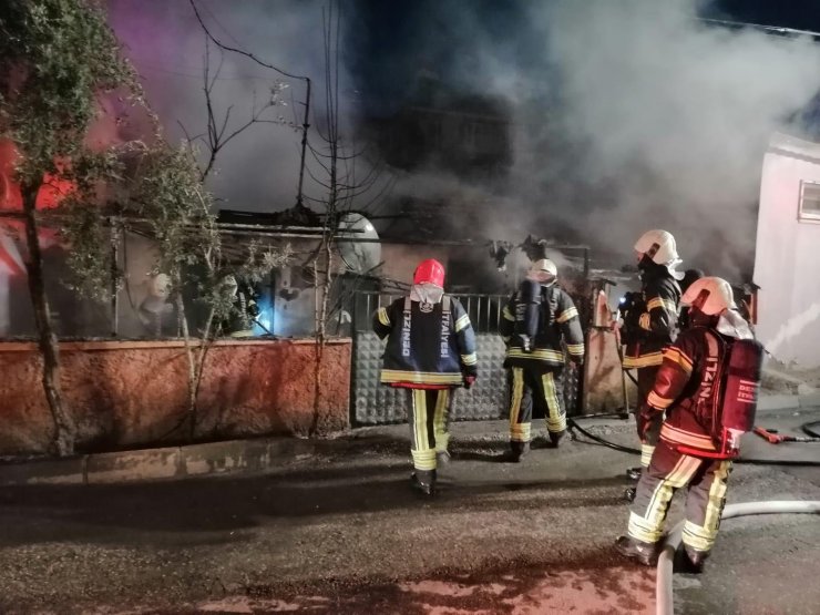 DENİZLİ'nin Pamukkale ilçesinde tek katlı müstakil ev, çıkan yangında kullanılmaz hale geldi.