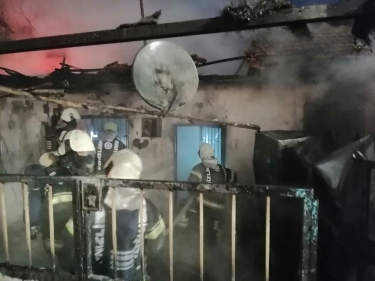 DENİZLİ'nin Pamukkale ilçesinde tek katlı müstakil ev, çıkan yangında kullanılmaz hale geldi.