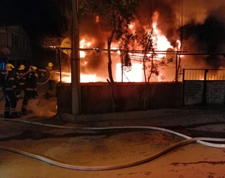 DENİZLİ'nin Pamukkale ilçesinde tek katlı müstakil ev, çıkan yangında kullanılmaz hale geldi.