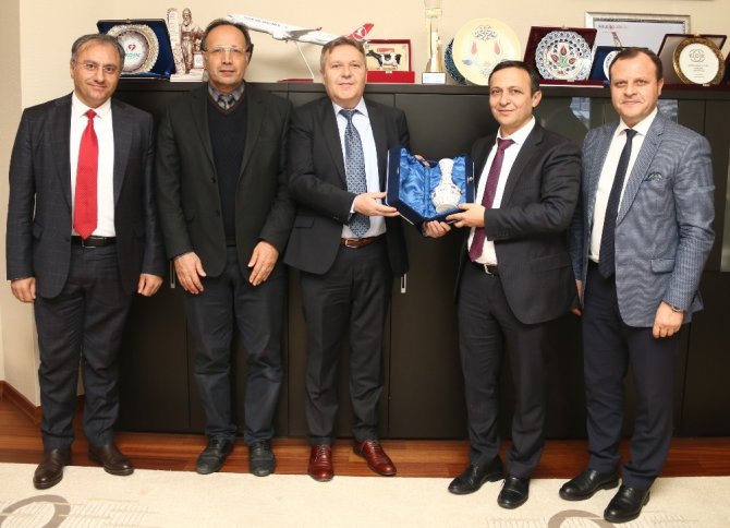 ERÜ Rektörü Çalış, Türkiye’den İlk Defa ABD’ye Teknoloji Transferi Yapan Prof. Dr. Başaran’ı Tebrik Etti