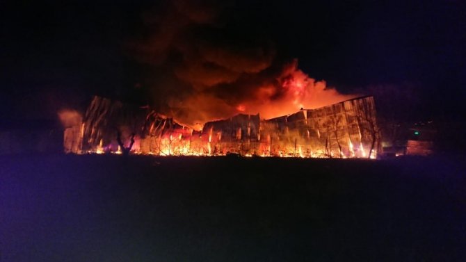 Fabrika alevlere teslim oldu "Çok sayıda itfaiye ekibinin yangına müdahalesi sürüyor."