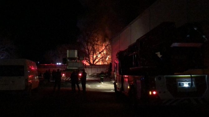 Fabrika alevlere teslim oldu "Çok sayıda itfaiye ekibinin yangına müdahalesi sürüyor."
