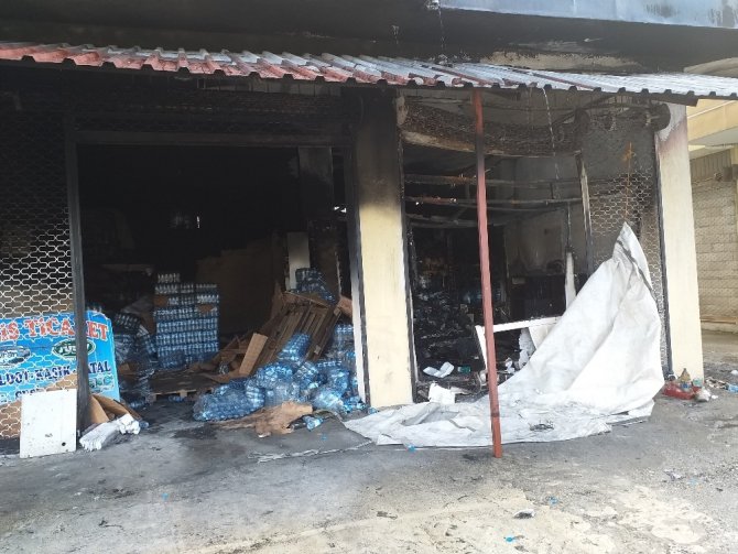 Gaziantep'in Nurdağı ilçesinde plastik ve köpük malzeme satışı yapan bir iş yerinde çıkan yangın korkuttu.