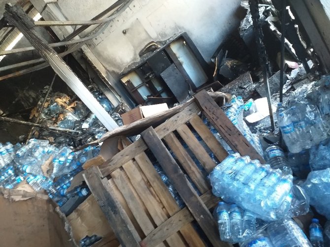 Gaziantep'in Nurdağı ilçesinde plastik ve köpük malzeme satışı yapan bir iş yerinde çıkan yangın korkuttu.