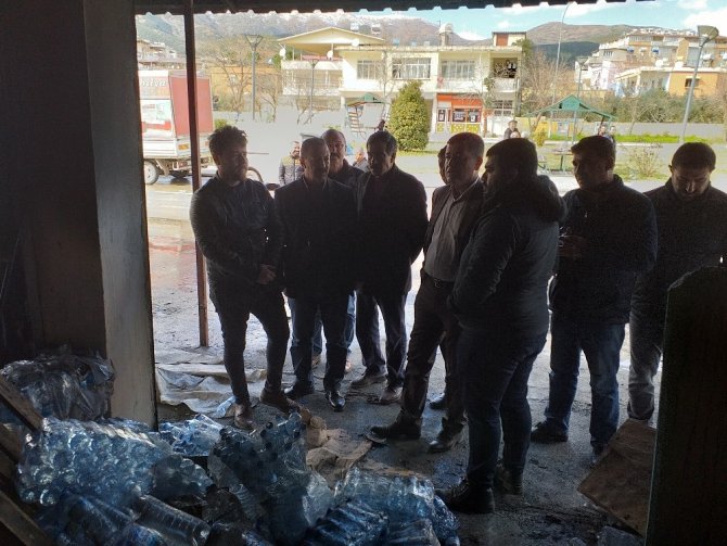 Gaziantep'in Nurdağı ilçesinde plastik ve köpük malzeme satışı yapan bir iş yerinde çıkan yangın korkuttu.