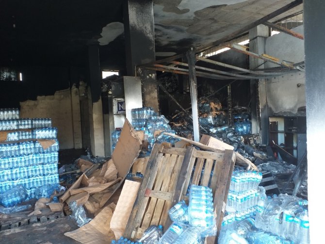 Gaziantep'in Nurdağı ilçesinde plastik ve köpük malzeme satışı yapan bir iş yerinde çıkan yangın korkuttu.