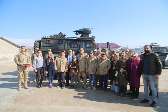 Şırnak’ta engelli öğrenciler, asker, polis ve doktor kıyafeti giyip sınıflarda öğretmenlik yaptı