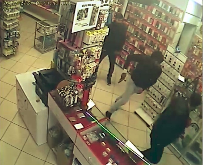 Tartıştıkları işyerini basıp ateş etmeye çalıştığı silahı tutukluk yapan saldırgan tutuklandı