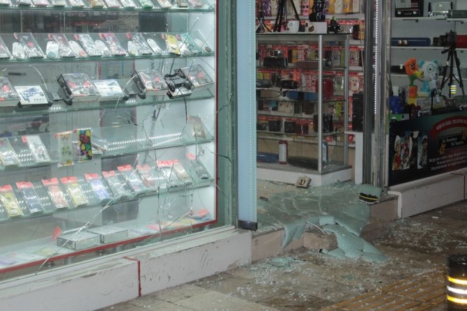 Tartıştıkları işyerini basıp ateş etmeye çalıştığı silahı tutukluk yapan saldırgan tutuklandı