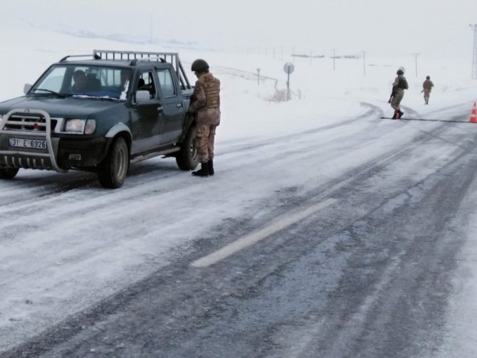 Van İl Jandarma Komutanlığı ekiplerinden şafak operasyonu