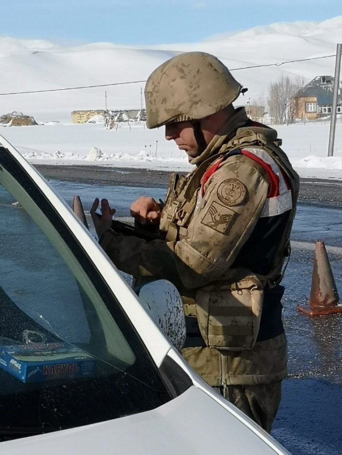 Van İl Jandarma Komutanlığı ekiplerinden şafak operasyonu