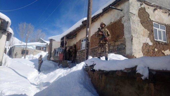 Van İl Jandarma Komutanlığı ekiplerinden şafak operasyonu
