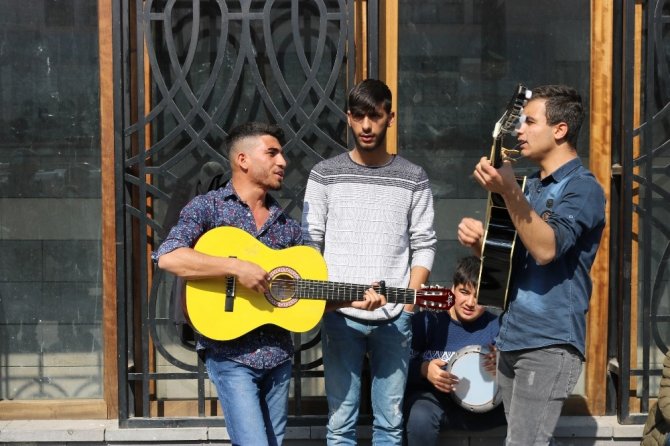 Diyarbakır'da Güneşi gören sokak sanatçıları sahneye çıktı