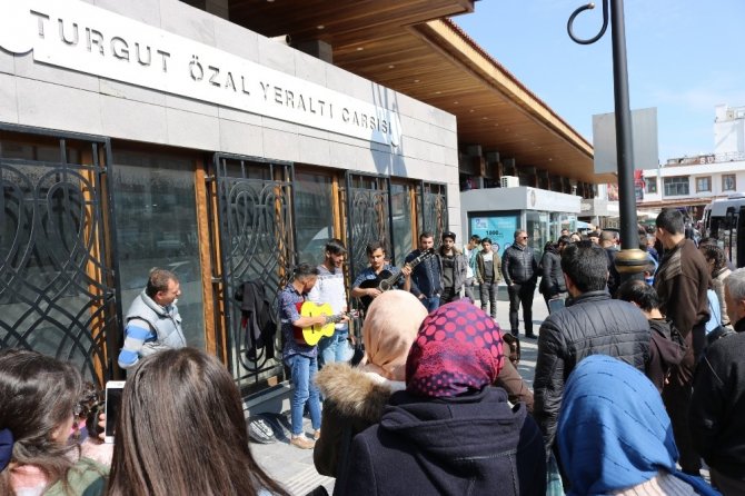 Diyarbakır'da Güneşi gören sokak sanatçıları sahneye çıktı