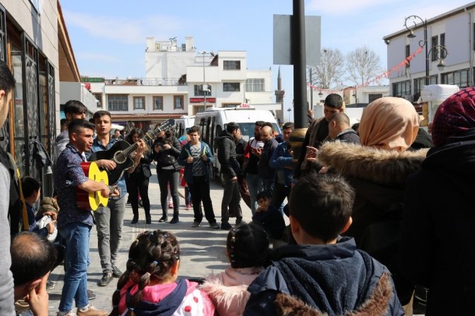 Diyarbakır'da Güneşi gören sokak sanatçıları sahneye çıktı