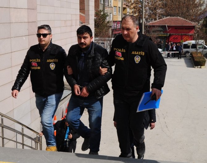 Eskişehir'de, bir şahsı kafasından silahla vurularak öldüren şüpheli adliyeye sevk edildi.
