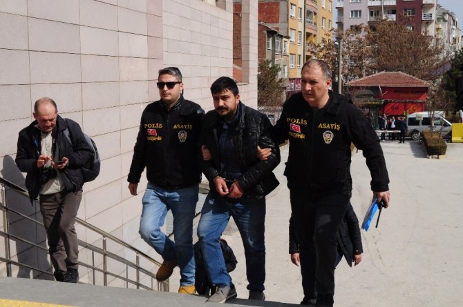 Eskişehir'de, bir şahsı kafasından silahla vurularak öldüren şüpheli adliyeye sevk edildi.