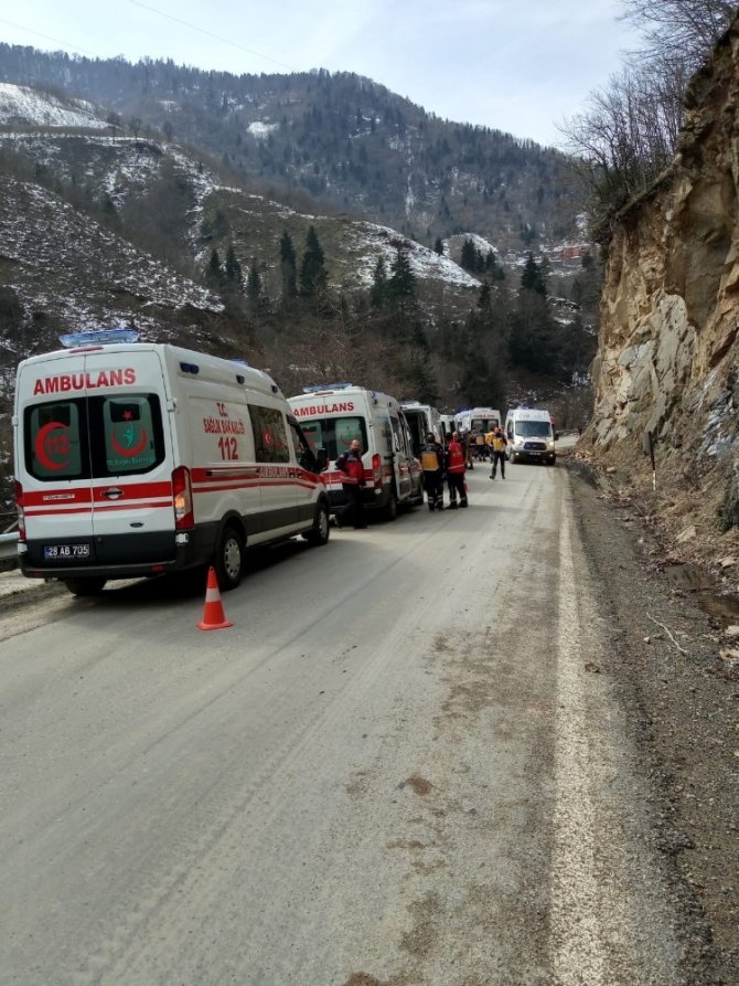 Giresun’da öğrencileri taşıyan araç kaza yaptı: 12 kişi yaralandı