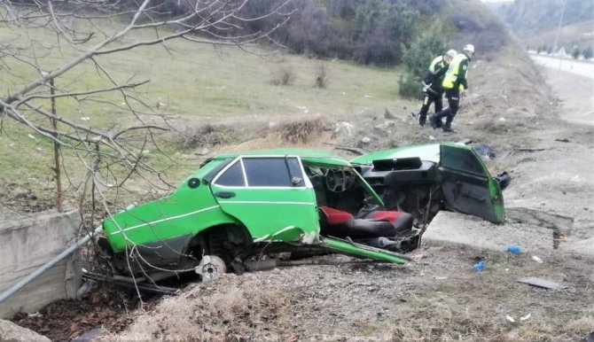 Karabük'ün Eskipazar ilçesinde kontrolden çıkan otomobil su kanalına uçtu.
