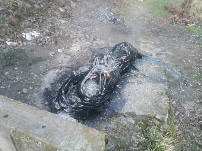 Kesut'ta Telekom'a ait kablo çalan hırsız jandarma tarafından suçüstü yakalandı