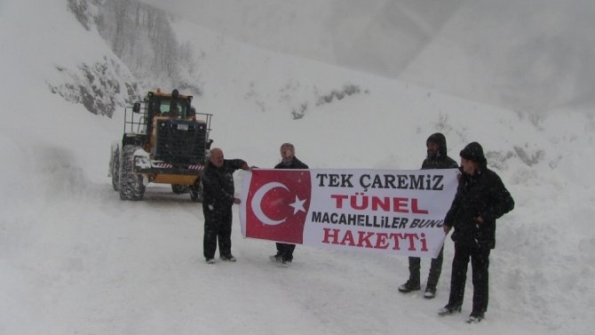 Türkiye’nin Gürcistan sınırındaki Artvin’in Macahel bölgesinde kar yağışı hayatı olumsuz etkiliyor