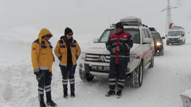 Türkiye’nin Gürcistan sınırındaki Artvin’in Macahel bölgesinde kar yağışı hayatı olumsuz etkiliyor