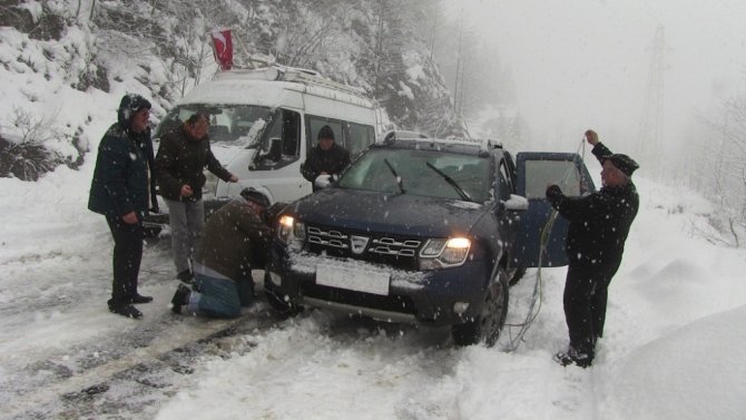 Türkiye’nin Gürcistan sınırındaki Artvin’in Macahel bölgesinde kar yağışı hayatı olumsuz etkiliyor