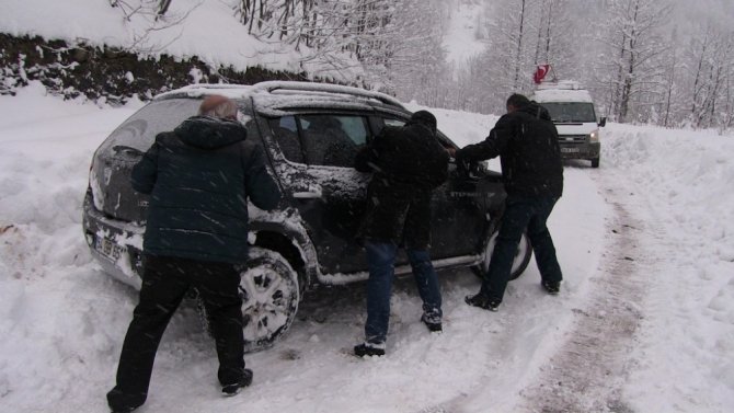Türkiye’nin Gürcistan sınırındaki Artvin’in Macahel bölgesinde kar yağışı hayatı olumsuz etkiliyor